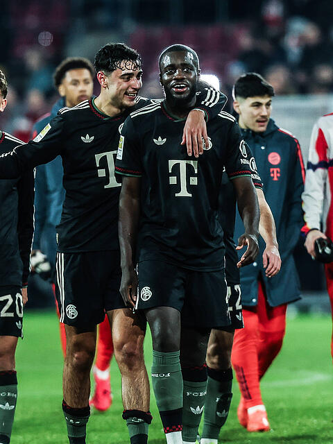 Jubelten nach dem 3:1 beim 1. FC K&ouml;ln: Die Bayern um Aleksandar Pavlovic und Dayot Upamecano.