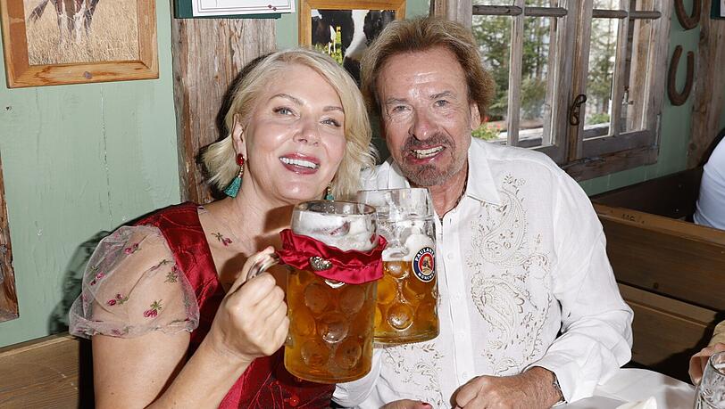 Mit Ehefrau Karina lässt es sich Thomas Gottschalk auf dem Oktoberfest in Käfers Wiesn-Schänke gut gehen. Mit Ehefrau Karina lässt es sich Thomas Gottschalk auf dem Oktoberfest in Käfers Wiesn-Schänke gut gehen.