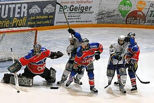 Eine echte Playoff-Schlacht: Der EHC um Martin Schymainski (Mitte) und Brandon Dietrich gewann Spiel vier in Ravensburg mit 2:0.