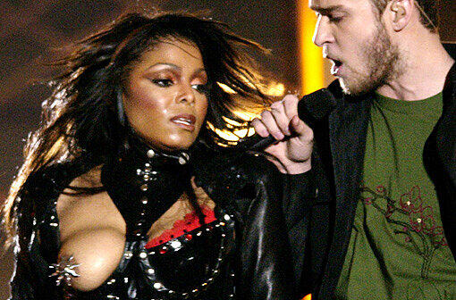 Für jede Menge Sexappeal - wenn auch eher ungewollt - sorgten Justin Timberlake (32) und Janet Jackson (47) beim Halbzeitauftritt während des Super Bowls 2004. Beide tanzten anzüglich auf der Bühne, als Timberlake ihr wie geplant einen Teil des Kleides vom Leib riss. Allerdings entfernte der stürmische Frauenschwarm auch gleich den Büstenhalter und legte Jacksons rechte Brust samt Nippelpiercing frei. Nippelgate war geboren.
