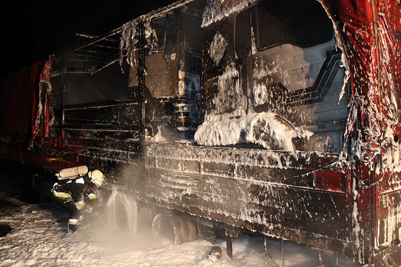 Auf der A94 steht ein Lkw in Flammen: Die Bilder vom Feuerwehreinsatz.