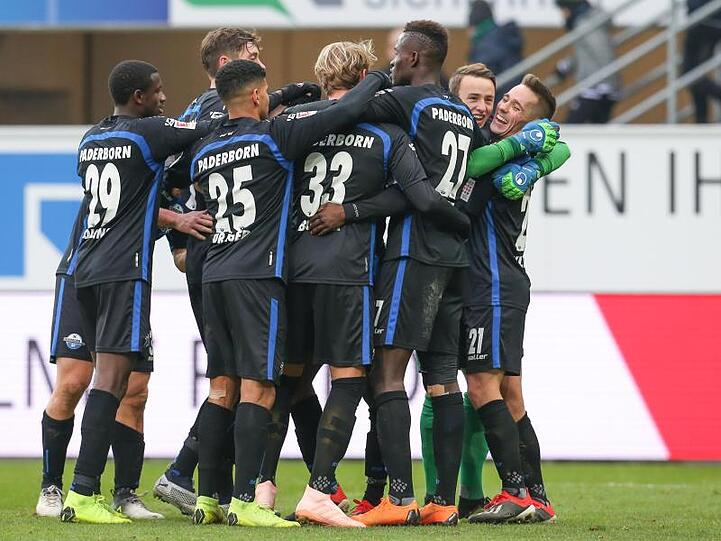 Philipp Klement (r) feiert sein Tor zum 3:0 mit Jamilu Collins (l-r), Mohamed Dräger, Lukas Boeder, Babacar Gueye.