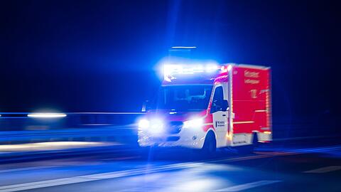 Die Polizistin wurde ins Krankenhaus gebracht. (Symbolbild)