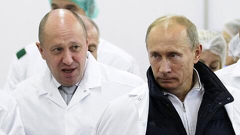 Einst enge Vertraute: Jewgeni Prigoschin (l), russicher Unternehmer, führt Wladimir Putin, Präsident von Russland, durch seine Fabrik, die Schulspeisungen herstellt.