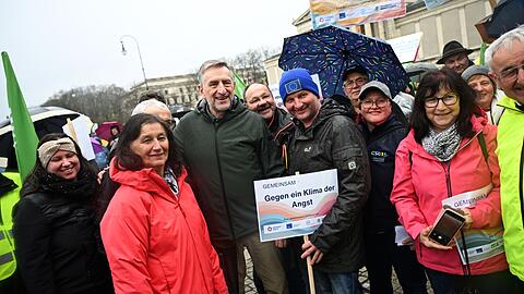 Der CSU-Politiker Felßner hatte seine Kandidatur als Bundeslandwirtschaftsminister zurückgezogen, nachdem Aktivisten auf seinem Hof protestiert hatten.