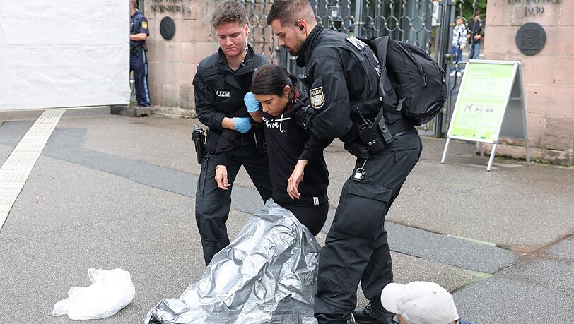 Die Einsatzkräfte trugen einige der Aktivistinnen und Aktivisten weg.