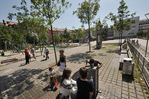 Noch spenden die nachgepflanzten Bäume kaum Schatten auf dem Aufseßplatz. Die alten Bäume wurden beim Umbau gefällt.
