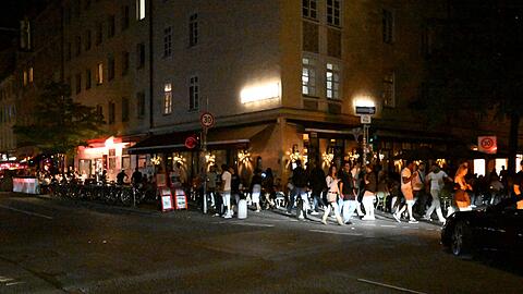 In der Gegend im Univiertel gibt es nachts oft Ansammlungen feiernder Menschen.