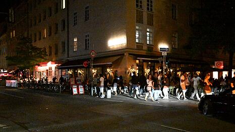 In der Gegend im Univiertel gibt es nachts oft Ansammlungen feiernder Menschen.