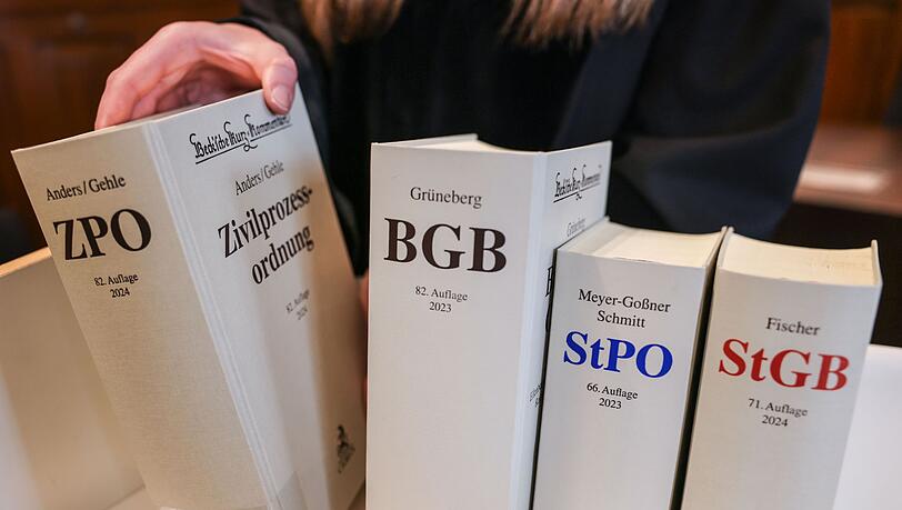 Die Justiz darf bisher nicht so einfach eine KI verwenden. Gleichwohl sieht sie sich mit einer steigenden Zahl an Schreiben konfrontiert, die mittels KI verfasst wurden. (Illustration)