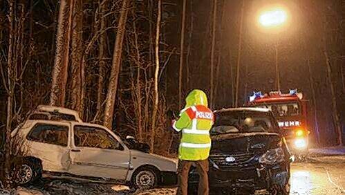 Links der Unfall-Golf, der nach einem missglückten Überholmanöver in den Kia rauschte. In dem dunklen Auto wurden vier Menschen verletzt, der Golf-Fahrer starb noch an der Unfallstelle.