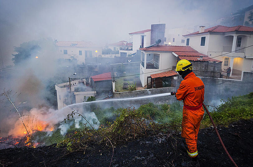 Bei einem Waldbrand auf der zu Portugal gehörenden Atlantik-Insel Madeira sind drei Menschen ums Leben gekommen. Die Bilder.