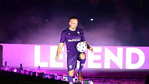 Franck Ribéry kontrolliert den Ball. Foto: Claudio Giovannini/ANSA/dpa/Archivbild