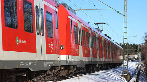 "Seit Betriebsbeginn am frühen Samstagmorgen fährt die DB im Fern-, Regional- und S-Bahnverkehr wieder das normale Fahrplanangebot. Es kann im Tagesablauf noch zu vereinzelten Abweichungen kommen", teilte die Deutsche Bahn am Samstagmorgen mit.