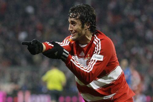 Der Schuss ins Glück: Bayerns italienischer Torjäger Luca Toni sorgte nicht nur für den Siegtreffer gegen Hoffenheim, sondern hinterher auch noch für ein Jubel-Feuerwerk.