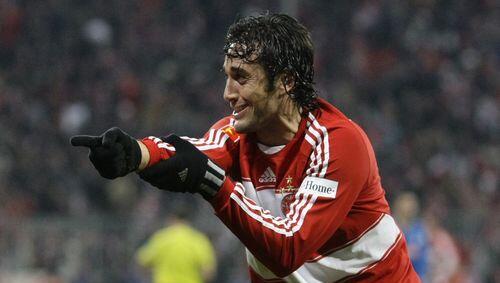 Der Schuss ins Glück: Bayerns italienischer Torjäger Luca Toni sorgte nicht nur für den Siegtreffer gegen Hoffenheim, sondern hinterher auch noch für ein Jubel-Feuerwerk.