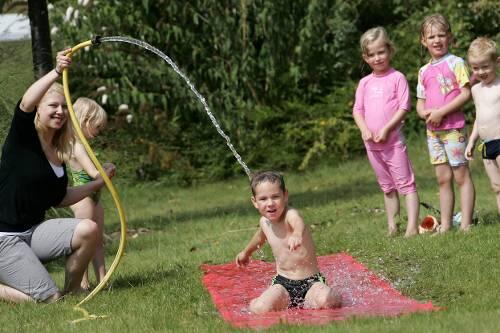 Während die Eltern in der meisten Zeit der Ferien arbeiten, kümmert sich eine Betreuerin um den Nachwuchs.