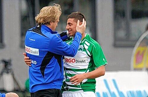 Der herzliche Dank des Trainers an seinen Kunstschützen: 
Mike Büskens mit Burak Kaplan.