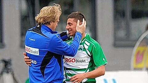 Der herzliche Dank des Trainers an seinen Kunstschützen: 
Mike Büskens mit Burak Kaplan.