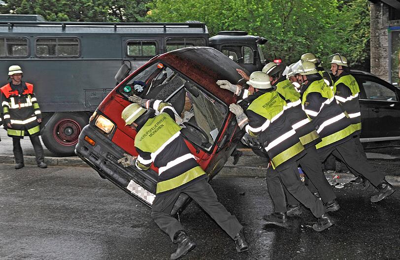 Albert-Roßhaupter-Straße: 
Zu starken Verkehrsbehinderungen kommt es am Morgen nach einem Unfall. Ein Kleinbus ist umgestürzt. Der Fahrer kann sein Fahrzeug verlassen. Die Feuerwehr stellt den Wagen wieder auf die Beine. Der Fahrer wird zur Abklärung in ein Krankenhaus gebracht.