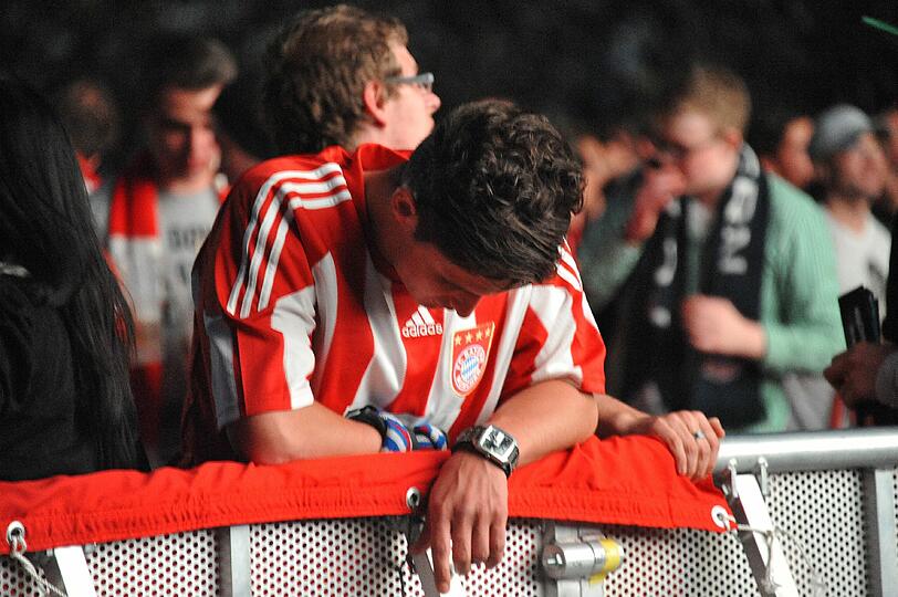 Ein Abend der emotionalen Achterbahnfahrt - mit dem brutalen Absturz aus einem ach so schönen Traum. So hofften, bangten, jubelten - und weinten die Fans des FC Bayern.