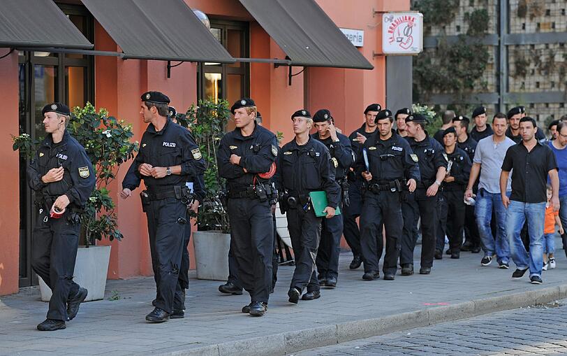 Mehrere Polizisten evakuieren am Montag (27.08.2012) in der Nähe der Münchner Freiheit in München (Oberbayern) mehrere Wohngebäude. Insgesamt mussten etwa 800 Menschen ihre Wohnungen verlassen.