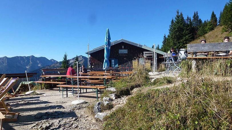 Die Brunnenkopfhütte im Ettaler Forst im Landkreis Garmisch-Partenkirchen.