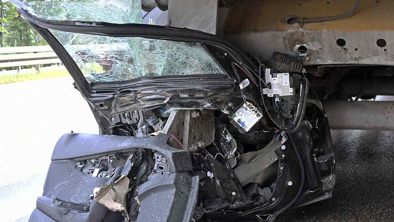 Der Mercedes wurde komplett zerstört, der Fahrer erlitt schwere Verletzungen. Die Bilder vom Unfallort auf der A95.