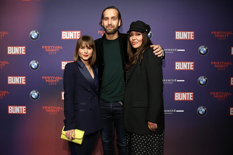 Unter den Gästen in Berlin: Christina Do Rego und Simone Thomalla mit Silvio Heinevetter