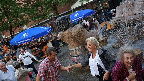 Hier wird gerockt und geswingt! Elvis' Todestag wurde am Rotkreuzplatz ausgelassen gedacht.