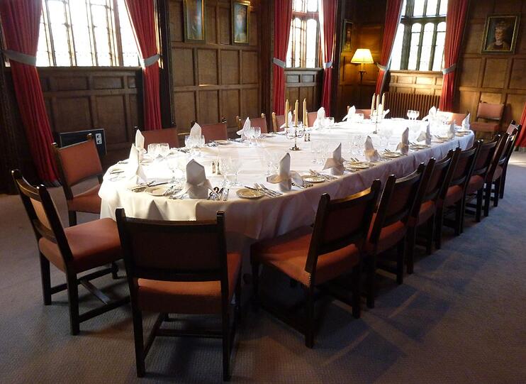 Speisesaal in der Tudor-Suite, umgeben von den gekrönten Tudor-Häuptern auf seltenen originalen Bildern.