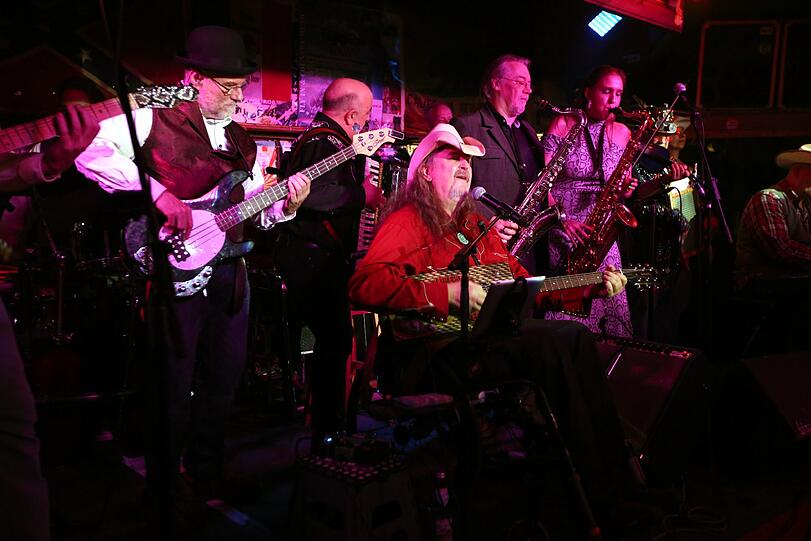 Die Rattlesnake-Saloon-Hausband in Aktion: die "Torpedos" um Wirt und Bandleader Bruno (sitzend).