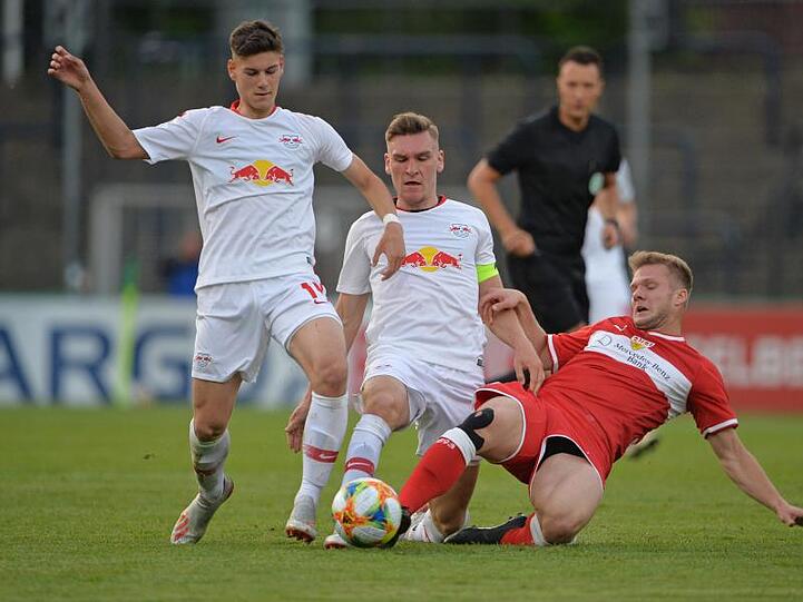 Tom Krauß (l) kämpft um den Ball. Foto: Jan Kuppert/dpa/Archivbild