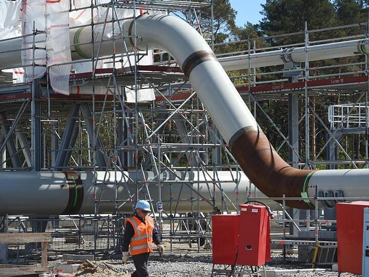 Durch die Pipeline soll zum Jahresende das erste russische Erdgas strömen. Bislang ist die Hälfte der Leitungen verlegt.