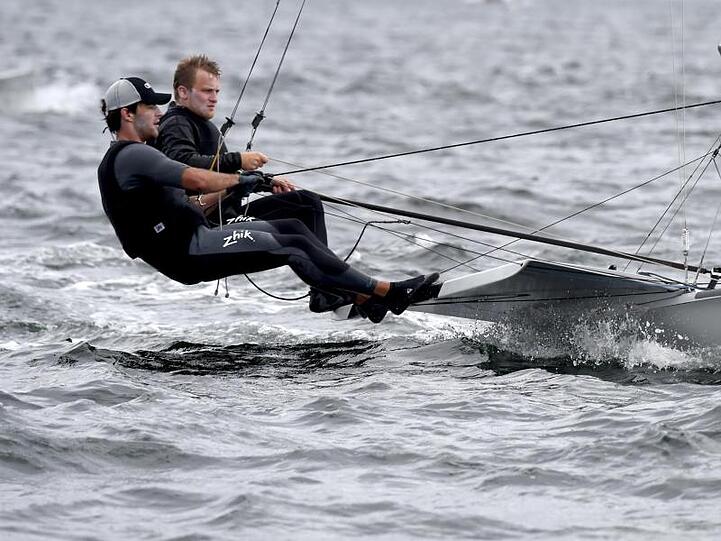 Erik Heil und Thomas Plößel (l-r) bei einer Regatta. Foto: Carsten Rehder/dpa/Archivbild