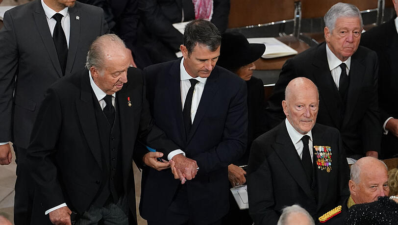 Der ehemalige spanische König Juan Carlos (84) wird gestützt Der ehemalige spanische König Juan Carlos (84) wird gestützt