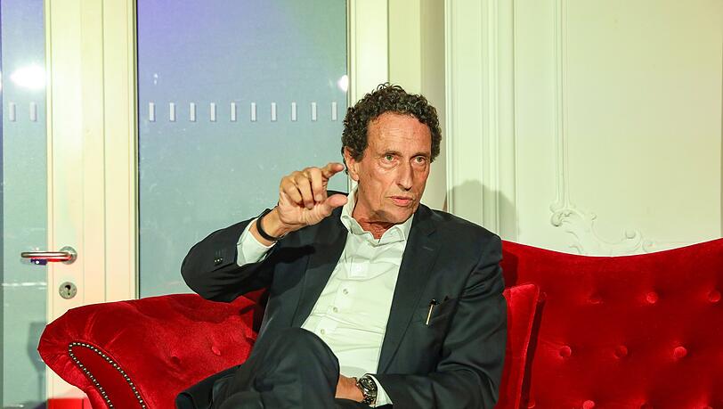 Der Philosoph Julian Nida-Rümelin am roten Sofa der AZ im Barocksaal des Deutschen Theaters. Der Philosoph Julian Nida-Rümelin am roten Sofa der AZ im Barocksaal des Deutschen Theaters.