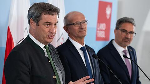 Markus Söder (l-r), Anton Mattle und Arno Kompatscher nehmen auf der Festung Kufstein an einer Pressekonferenz teil.