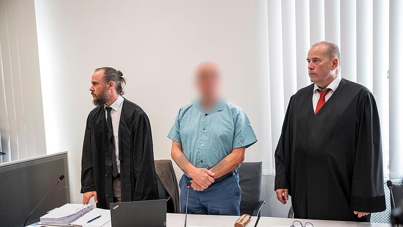 Der Angeklagte aus dem Landkreis Forchheim (hier neben seinen Anwälten) soll eine 33 Jahre alte Prostituierte ermordet haben. Zum Prozessbeginn schwieg er.