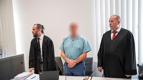 Der Angeklagte aus dem Landkreis Forchheim (hier neben seinen Anwälten) soll eine 33 Jahre alte Prostituierte ermordet haben. Zum Prozessbeginn schwieg er.