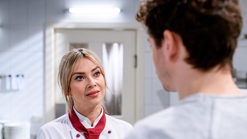 Sturm der Liebe: Greta (l.) droht Kilian (r.), publik zu machen, dass seine Ehe eine Farce ist. Sturm der Liebe: Greta (l.) droht Kilian (r.), publik zu machen, dass seine Ehe eine Farce ist.