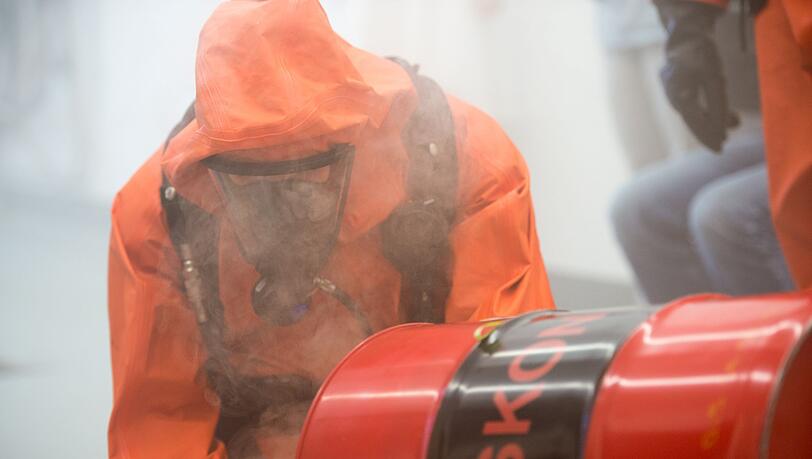 Einsatzkr&auml;fte der Feuerwehr &uuml;ben den Einsatz bei einem Chemieunfall. (Symbolbild)
