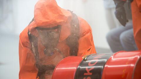 Einsatzkr&auml;fte der Feuerwehr &uuml;ben den Einsatz bei einem Chemieunfall. (Symbolbild)