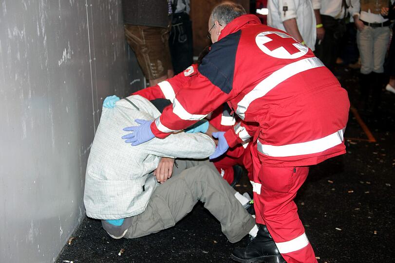 ...und wenn sie nicht mehr selbst aufstehen können, müssen die Sanitäter kräftig mit anpacken.