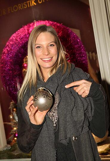 ...der zusammen mit einer von ihr signierten Weihnachtskugel für 1150 Euro versteigert wurde. Den Erlös wird Sabine Brandner an ein Münchner Frauenhaus spenden.