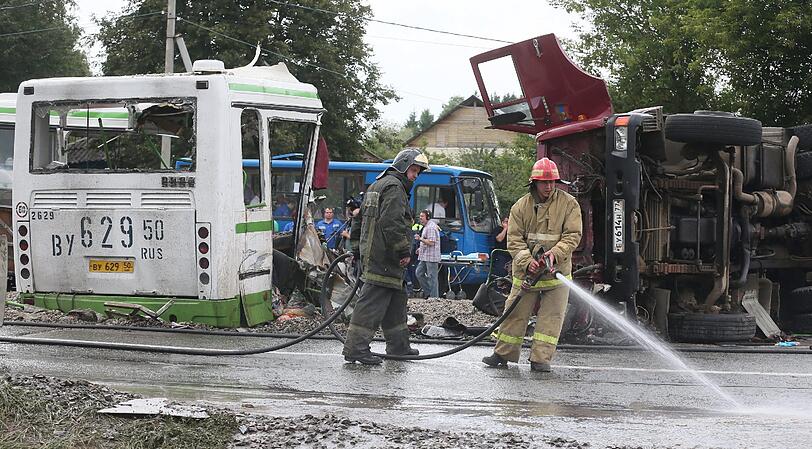 Es ist eines der schwersten Verkehrsunglück in Russland überhaupt. Die Bilder vom Unfallort.