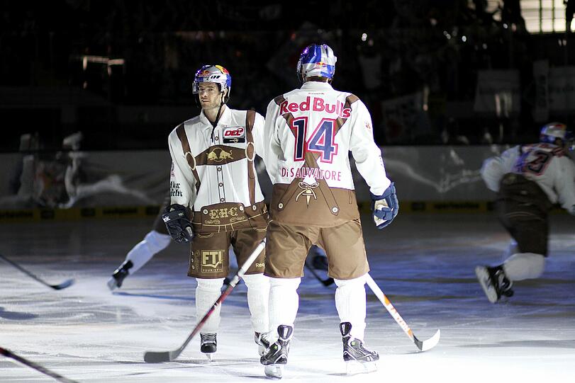 Enttäuschten bisher: Die als Goalgetter geholten Darren Haydar (l.) und Jon DiSalvatore, hier im Wiesn-Trikot des EHC.