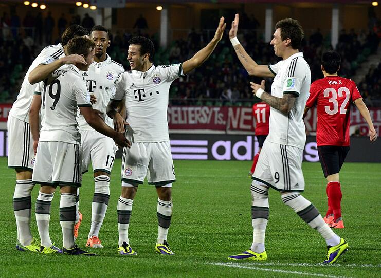 Die Bayern-Spieler jubeln nach dem Treffer von Mario Götze.