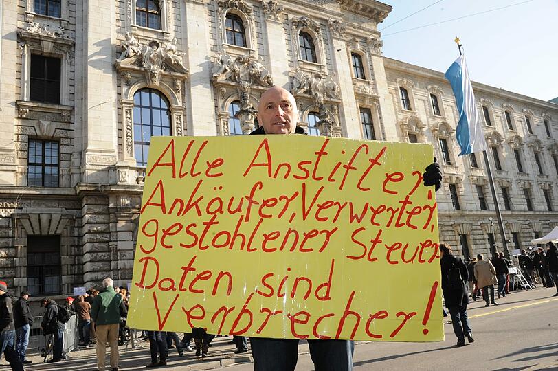 Ein paar Hoeneß-Fans bekunden dem Bayern-Boss ihre Anteilnahme vor dem Justizpalast.