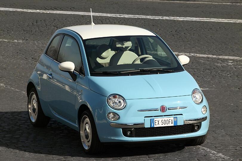 Schicker Kleiner: Der Fiat 500 Vintage '57 rollt in einer typischen Bicolore-Lackierung an.